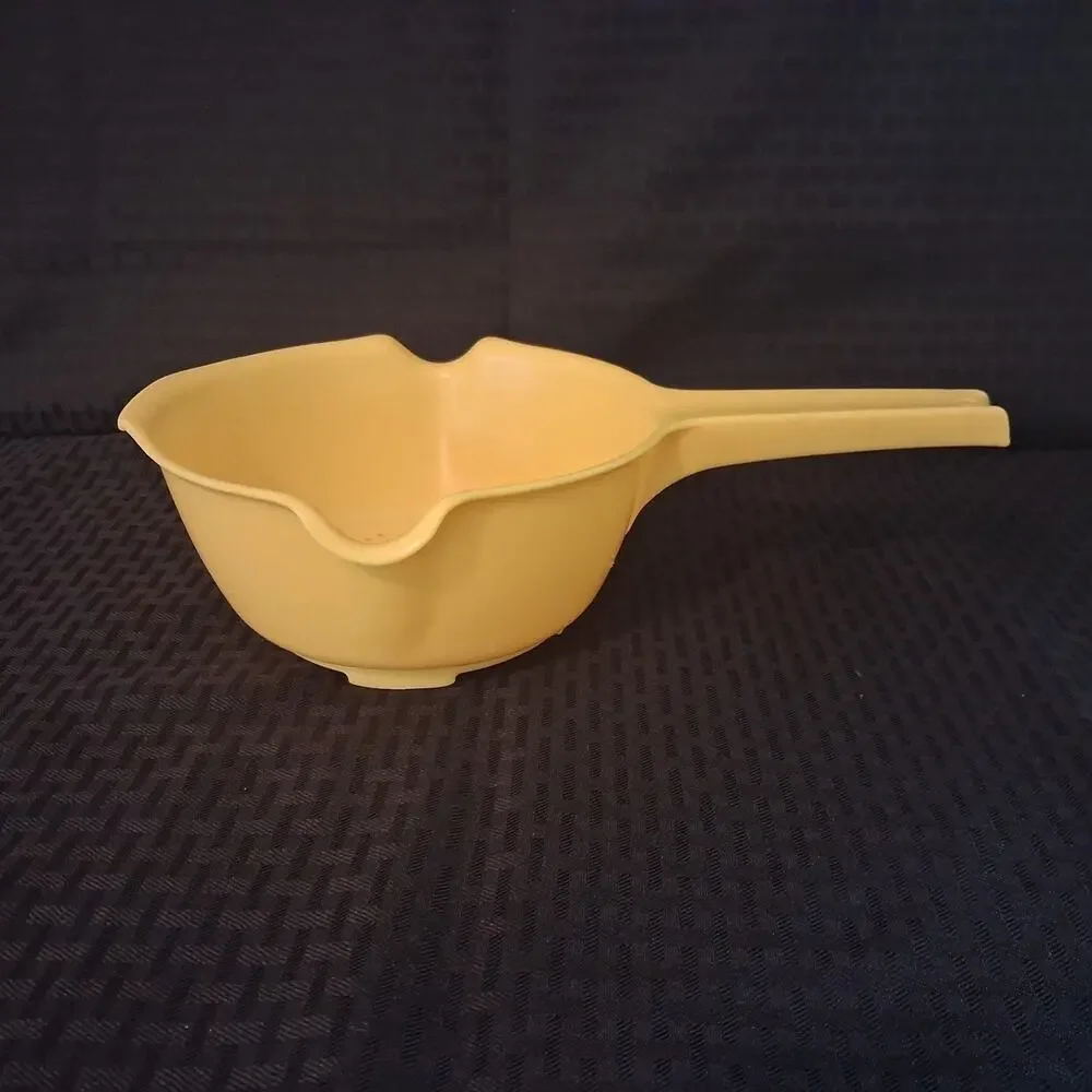 Rubbermaid #2930 1 Quart Yellow 2 Spout Strainer Colander with Handle